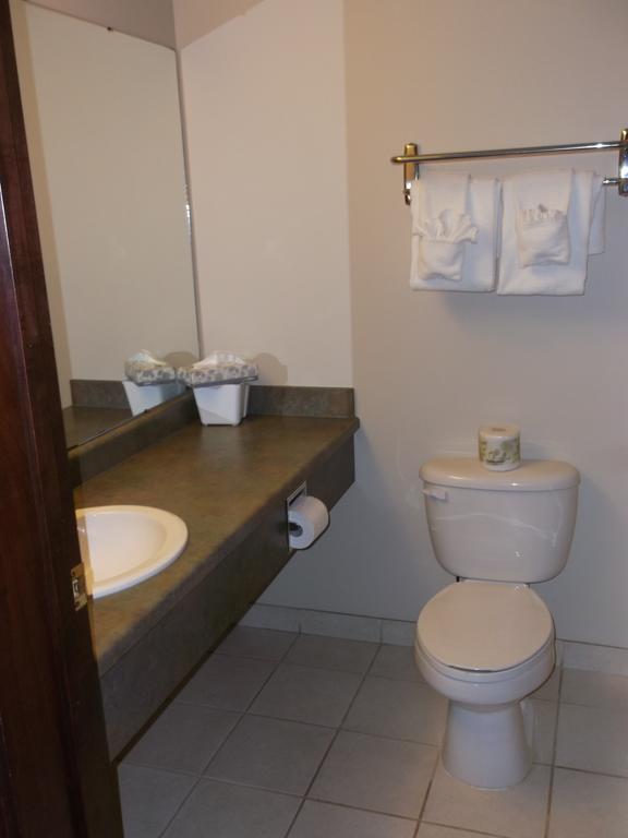 Foxwood Inn And Suites Fox Creek Værelse billede