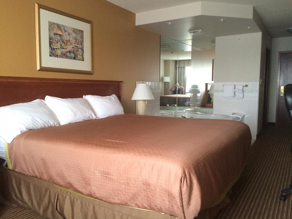 Foxwood Inn And Suites Fox Creek Værelse billede