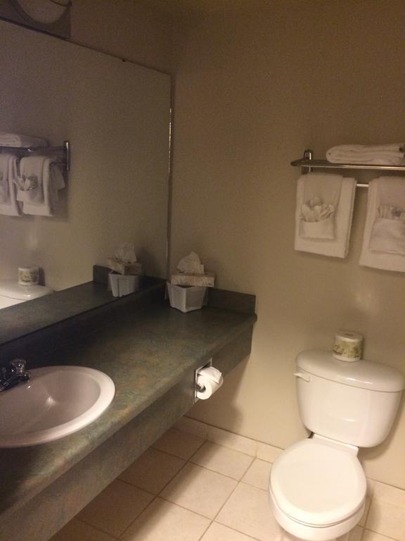Foxwood Inn And Suites Fox Creek Værelse billede