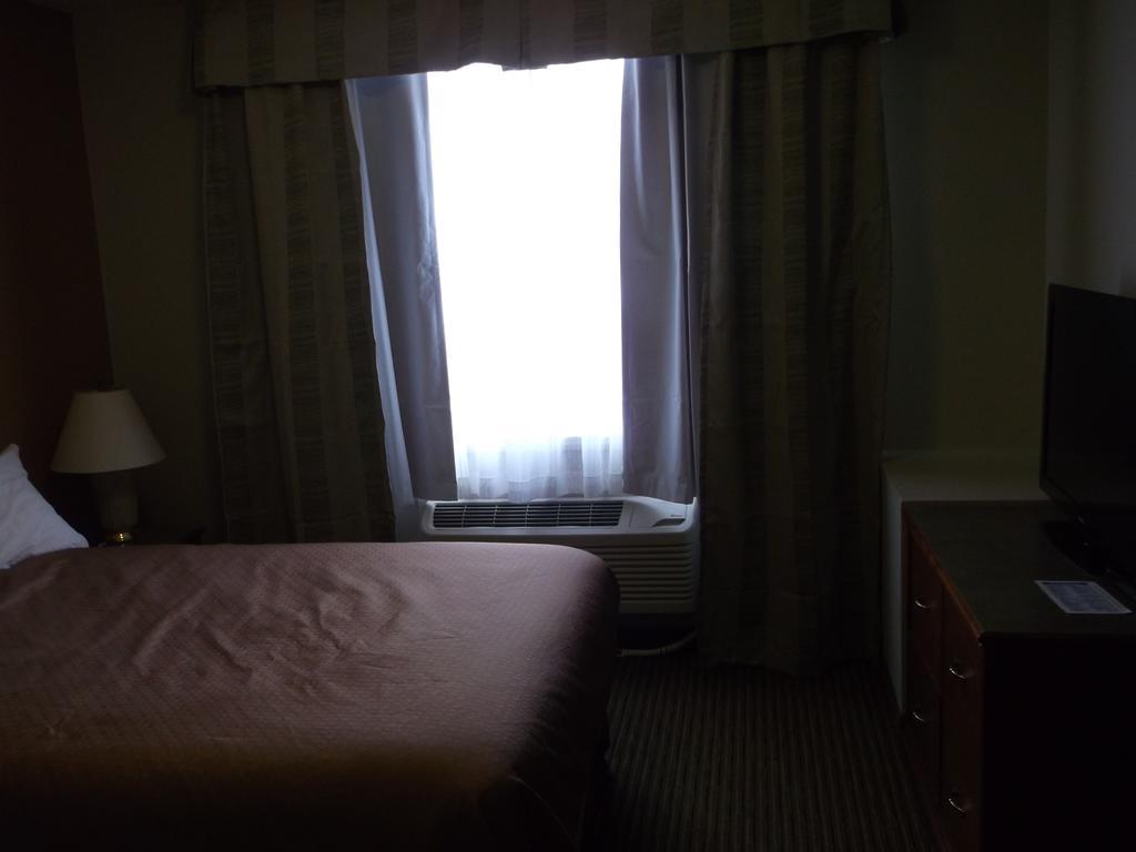 Foxwood Inn And Suites Fox Creek Værelse billede
